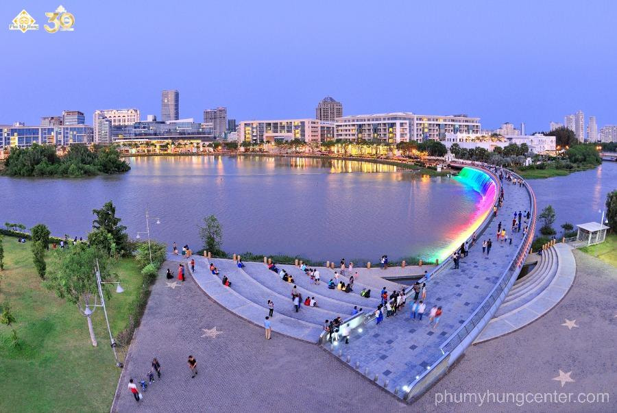 Hồ Bán Nguyệt và Cầu Ánh Sao Phú Mỹ Hưng - Địa điểm du lịch của Sài Gòn 