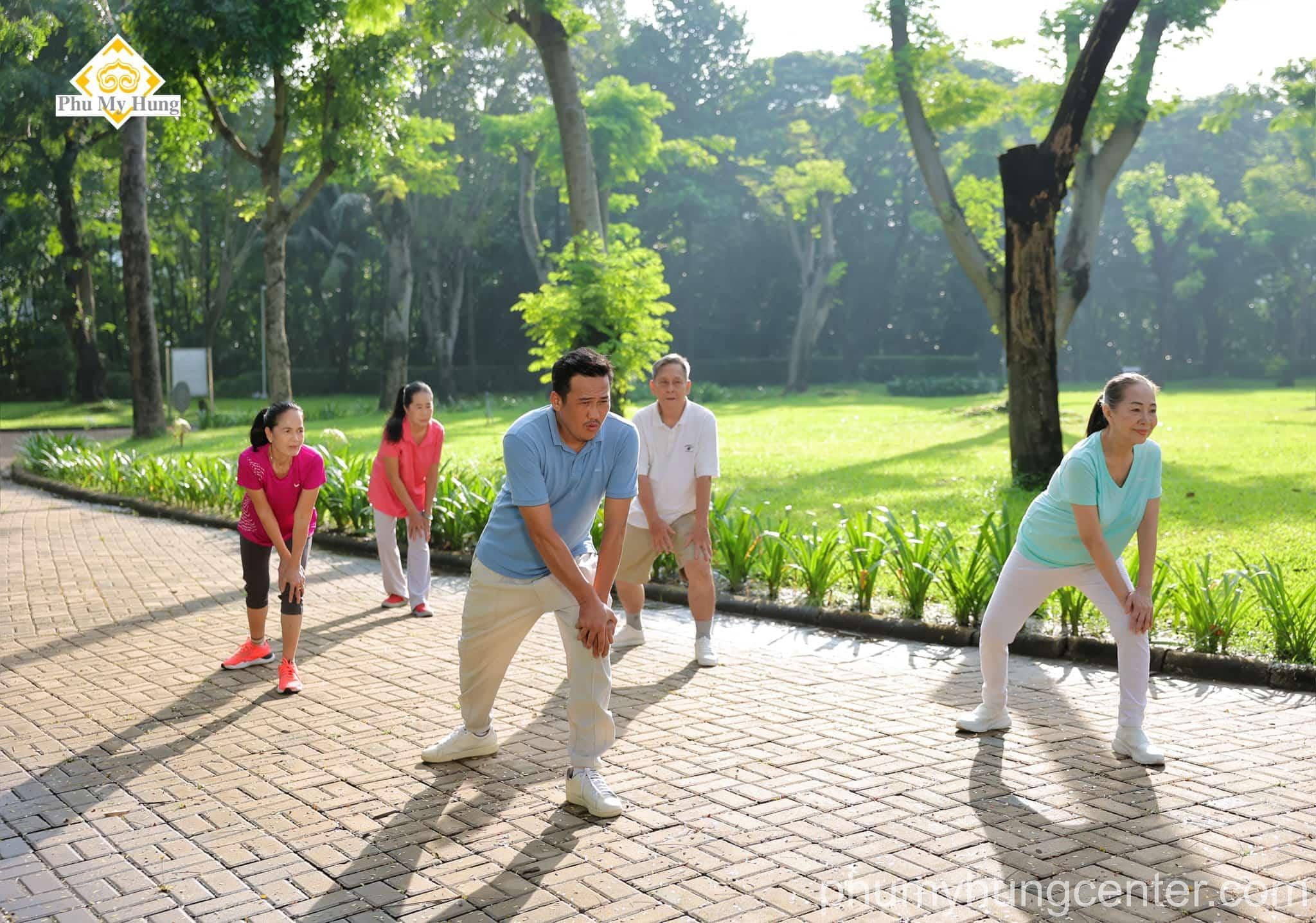 Các Công Viên Phú Mỹ Hưng là diểm đến để cư dân tập thể dục mỗi buổi sớm mai