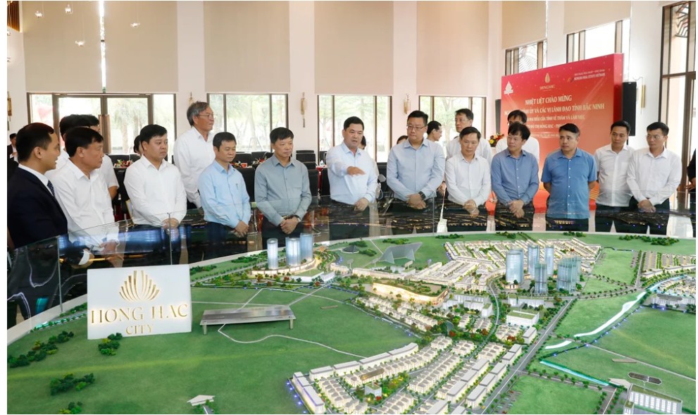 Đồng chí Nguyễn Hồng Thái và các đại biểu tham quan mô hình Dự án Khu đô thị Hồng Hạc City.