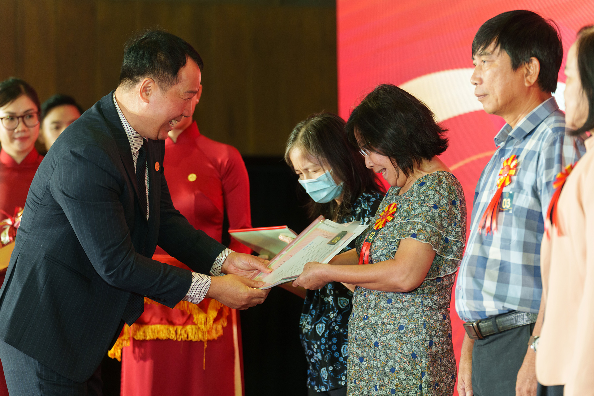 Đại diện Phú Mỹ Hưng trao sổ hồng căn hộ Phú Mỹ Hưng cho cư dân