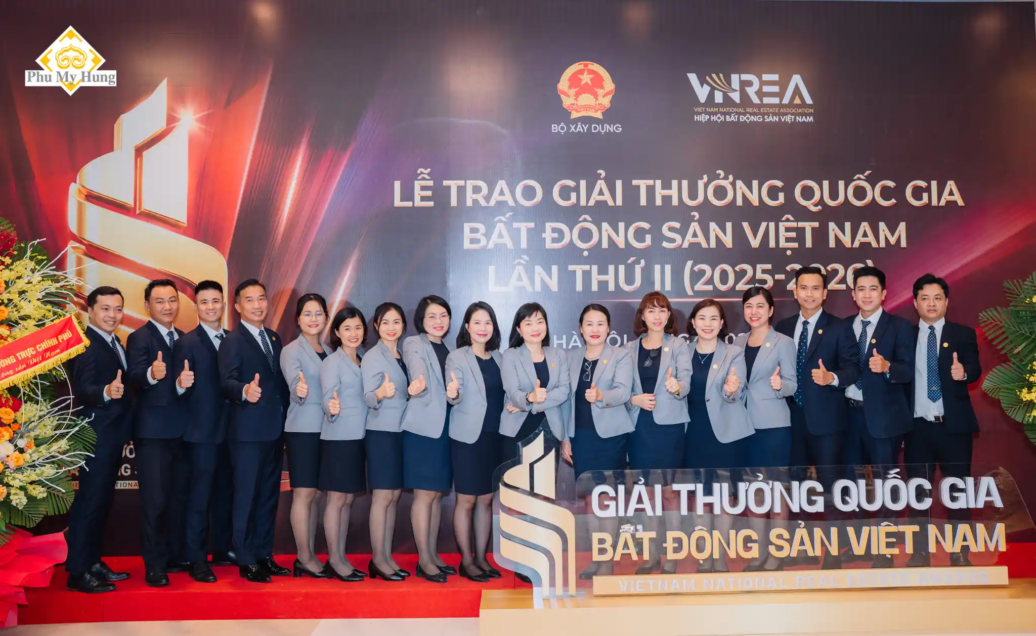 Chuyên viên tư vấn Kim Thùy - Phú MỸ Hưng cùng các đại diện Công Ty Phú Mỹ Hưng tham dự buổi nhận giải thưởng quốc gia lần thứ II 2025 - 2026
