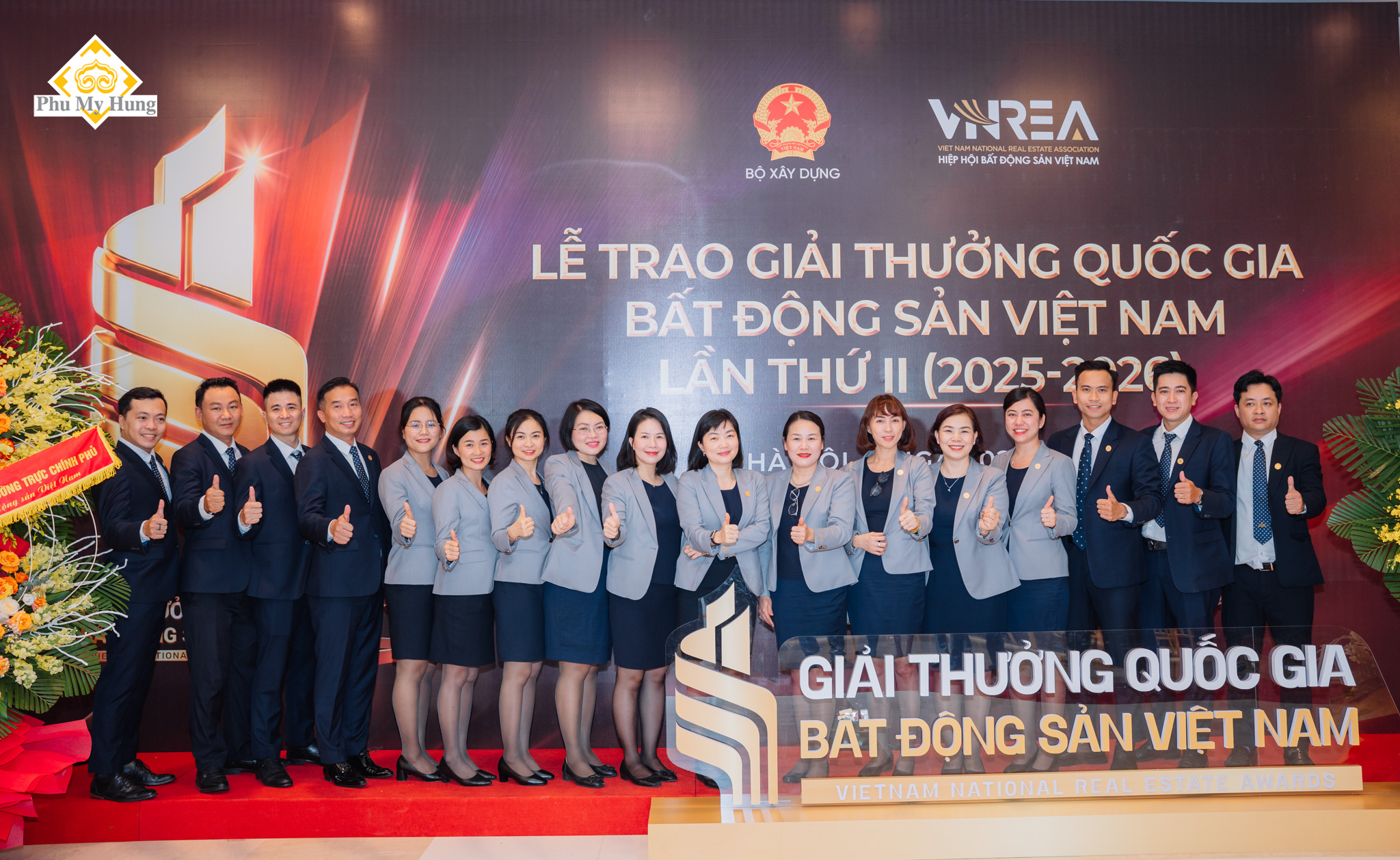 Chuyên viên tư vấn Kim Thùy cùng với các đại diện Công Ty Phú Mỹ Hưng tham dự buổi nhận giải thưởng quốc gia lần thứ II 2025 - 2026
