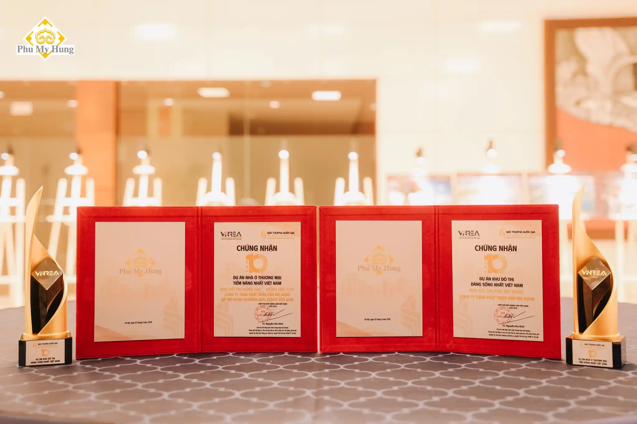 Giấy chứng nhận và cup của Hồng Hạc City đạt Top 10 dự án nhà ở thương mại tiềm năng nhất Việt Nam 2026