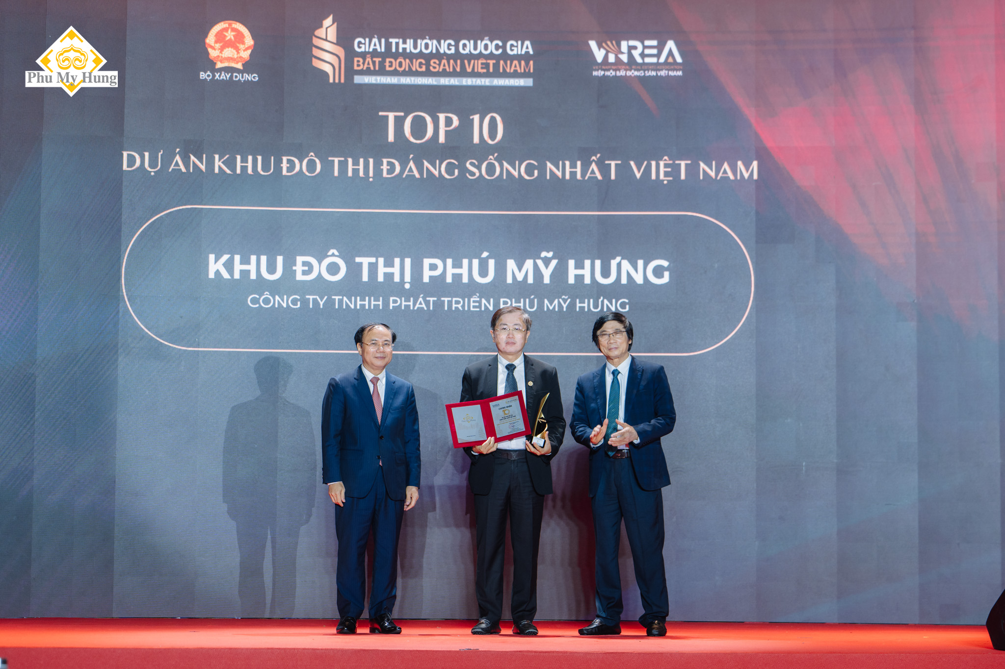 Ông Trương Quốc Hưng - Phó Tổng Công Ty Phú Mỹ Hưng. Đại diện công ty nhận giải thưởng Top 10 khu đô thị đáng sống nhất Việt Nam 2026